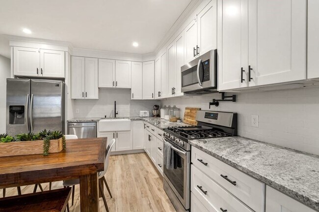 Foto del edificio - 142 W 8th St