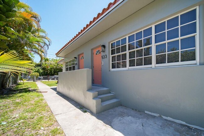 Foto del edificio - 533 NE 67th St
