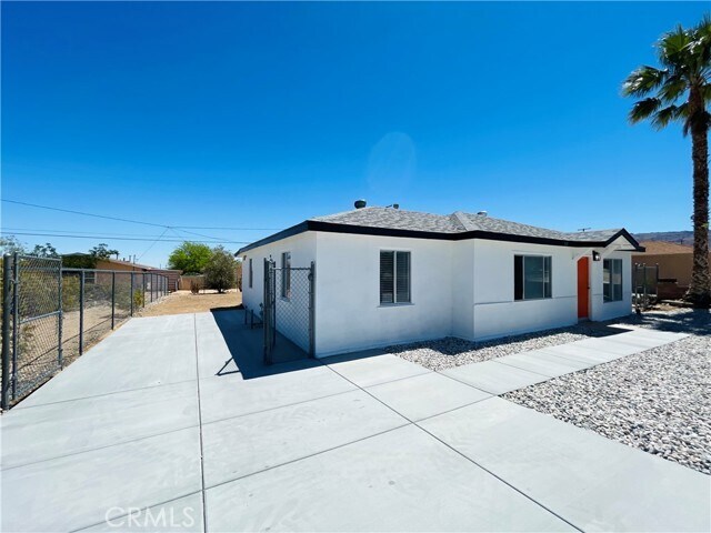 Foto del edificio - 5619 Daisy Ave