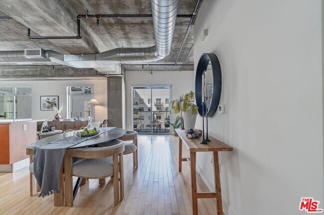 Foto del edificio - 645 W 9th St