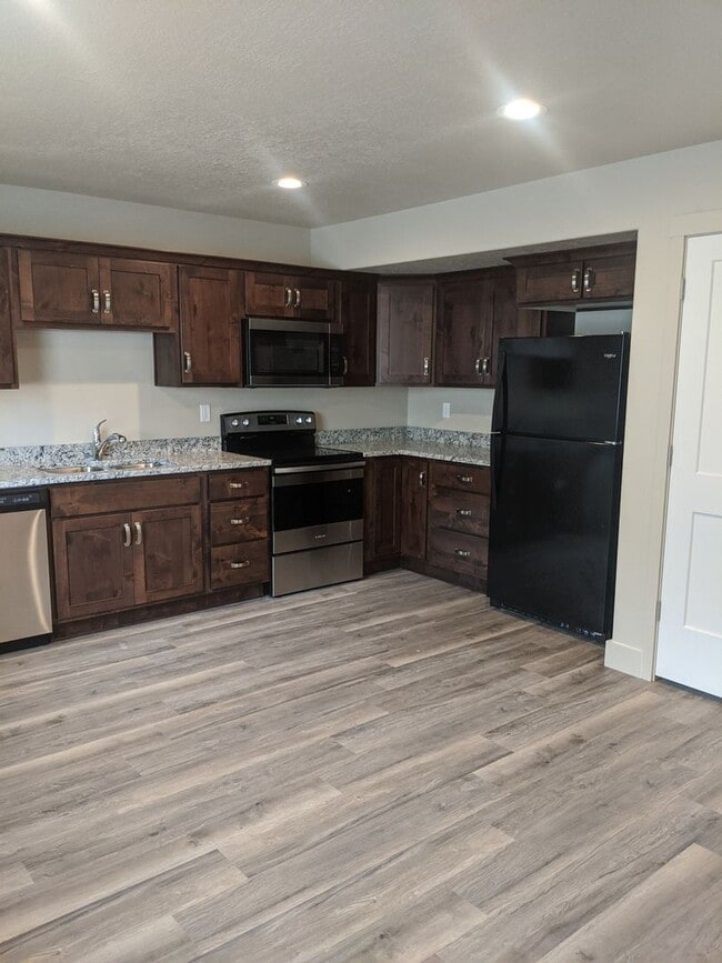 Building Photo - Move In & Save! | 3 Bed 2.5 Bath Townhome with Attached Garage + 2 Weeks Free