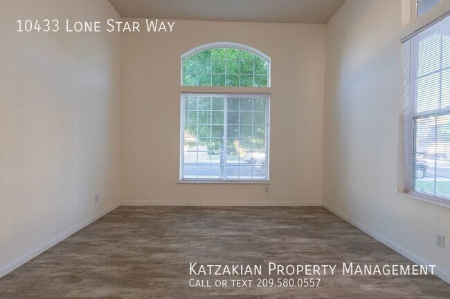 Foto del edificio - Two-Story 5-Bedroom 3.5-Bath Spanos East H...