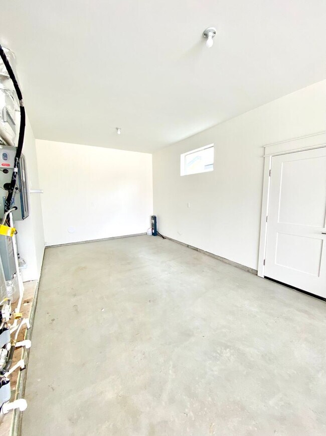 Building Photo - Beautiful Custom 6 Bedroom (2 Primary Bedr...