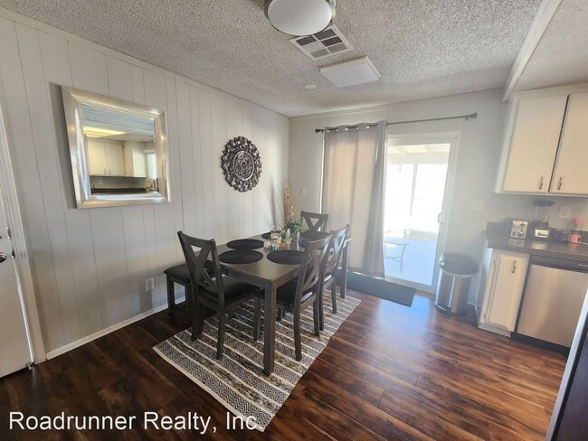 Foto del edificio - 3 br, 2 bath House - 5842 Halsey