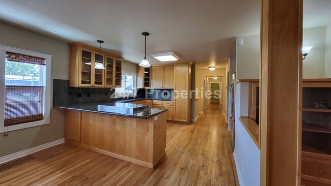 Building Photo - Spacious 4 BD | 3 BA Home OR Office - Mult...