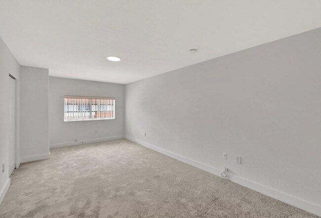 Foto del edificio - 3055 Riverside Dr