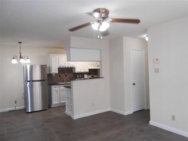 Building Photo - 2750 Holly Hall St