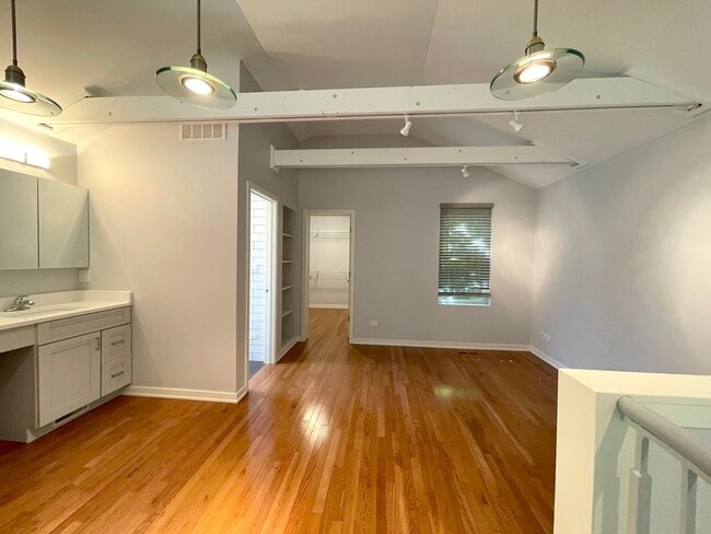 Building Photo - 950 N Noble St