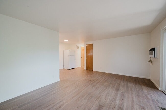 Building Photo - 673 E 6th Ave