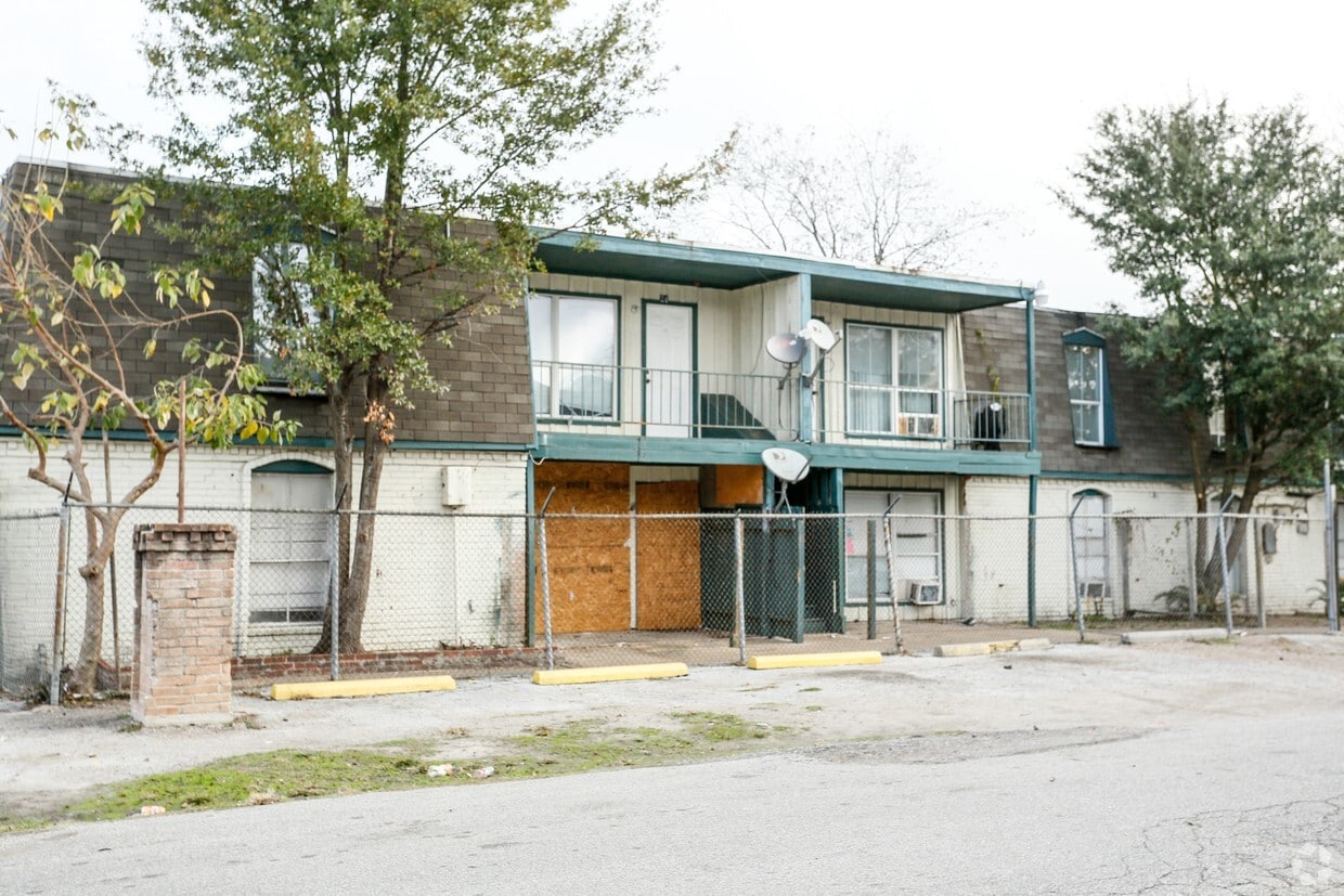 Primary Photo - 6215 Tierwester St