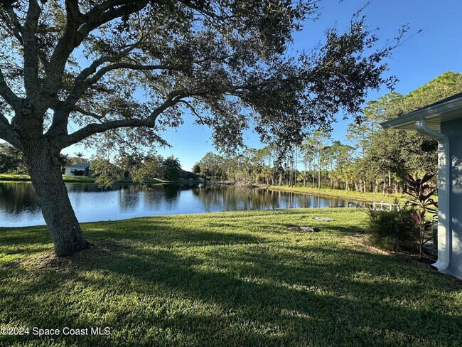 Foto del edificio - Charming Four Bedroom Home with a Beautiful Pond in the Back