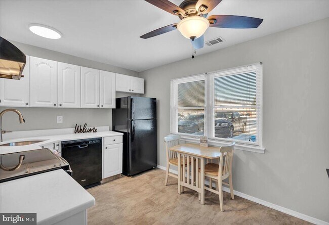 Foto del edificio - 915 Silver Ct