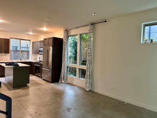 Foto del edificio - 3 Bedroom Queen Anne Townhouse w/rooftop deck