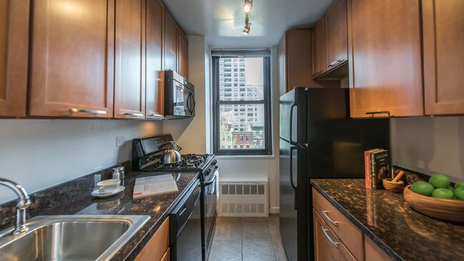 Building Photo - 240 E 27th St