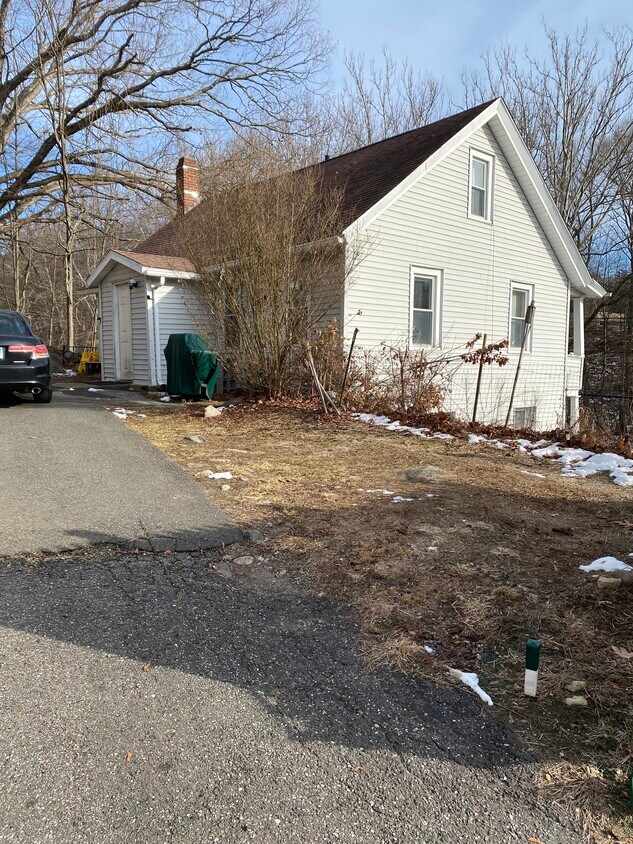 Ground floor entrance with small private yard - 182 Prospect St