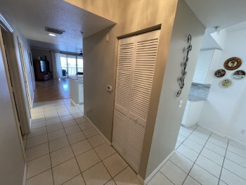 Foto del edificio - Sought-after Oleander condo available for ...