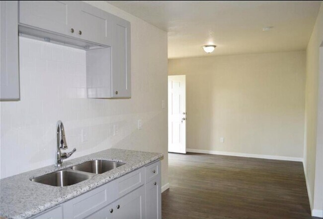 Foto del edificio - 7913 Woodlyn Rd