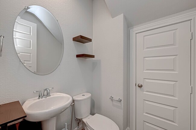 Medio baño en la planta baja - 9905 Brickhouse Dr