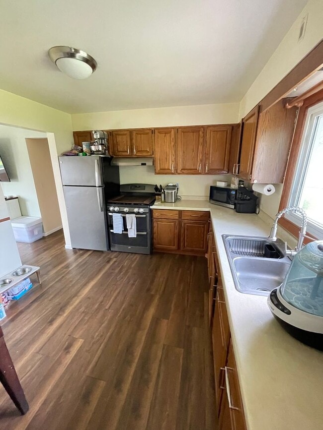 Building Photo - AVAILABLE AUGUST 15th! - 3 bed 2 bath home!