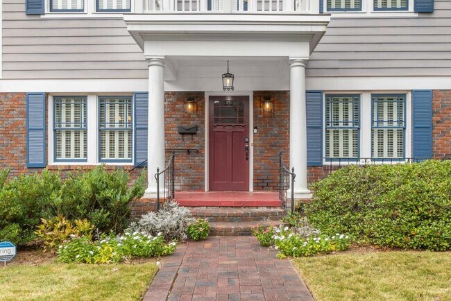 Foto del edificio - 656 Yorkshire Rd NE