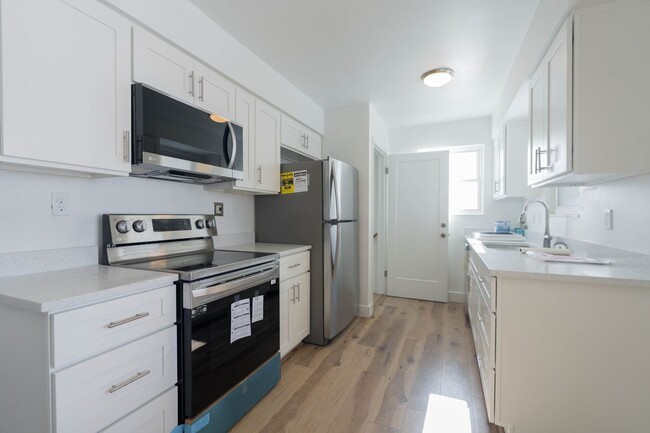 Foto del edificio - NEWLY REMODELED HOUSE W 2 KITCHENS + 2 Car...