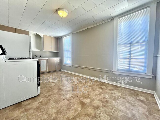 Foto del edificio - 326 E Washington St