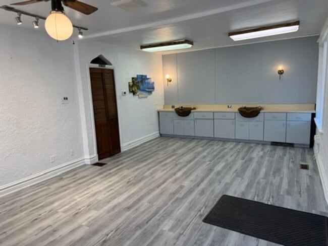 Foto del edificio - 5839 Hampton Ave