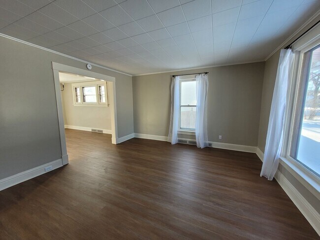 Building Photo - 3 Bedroom Single Family Home | Double Stal...