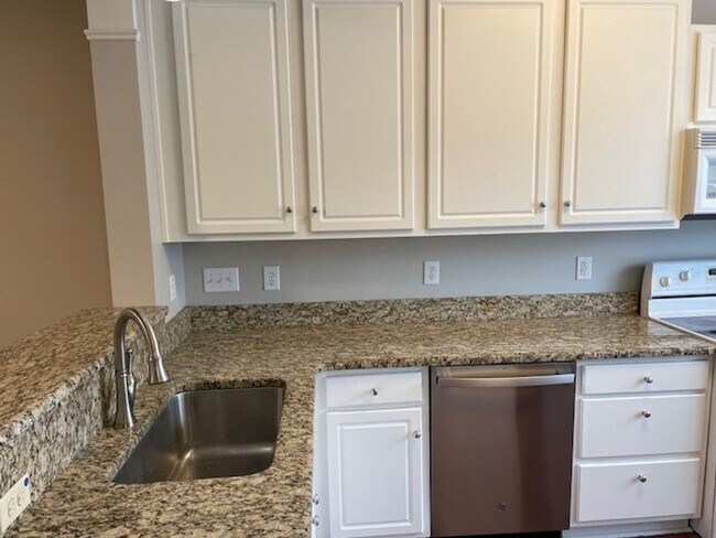 Foto del edificio - Must See Townhouse! Tons of Living Space! ...
