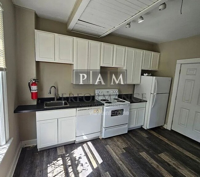 Building Photo - 2028 W Michigan St