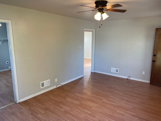 Building Photo - Adorable 2 Bedroom, 1 Bathroom Home with H...