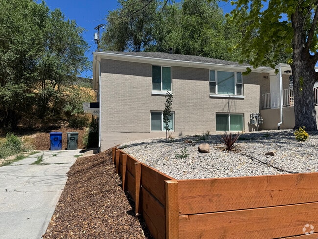 Building Photo - 860 Sullivan Dr