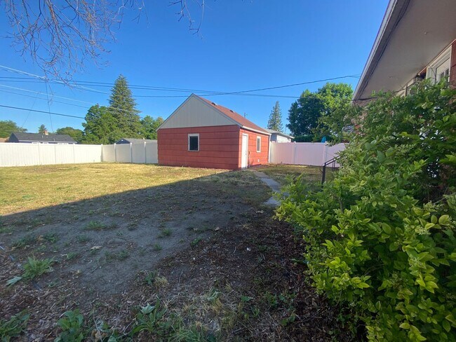 Building Photo - Spacious 3 bedroom- Northwest Spokane Avai...