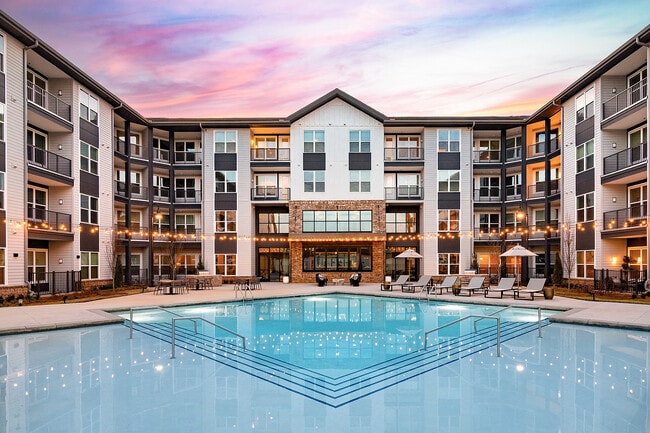 Sparkling swimming pool - Marlowe Brookwood