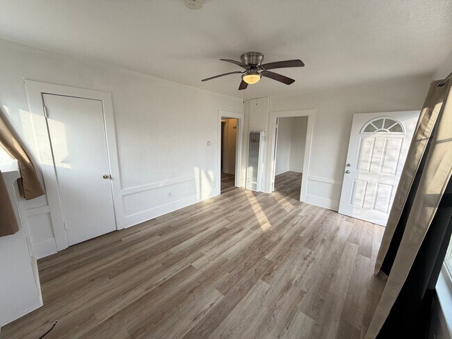 Foto del edificio - 2 Bed 1 Bath w/ garage & laundry