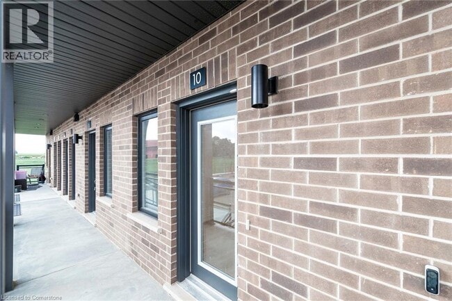 Building Photo - 940 St David St N