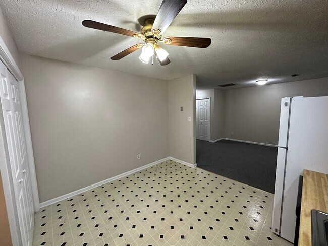 Foto del edificio - Two bedroom moments from Wards Rd shopping...