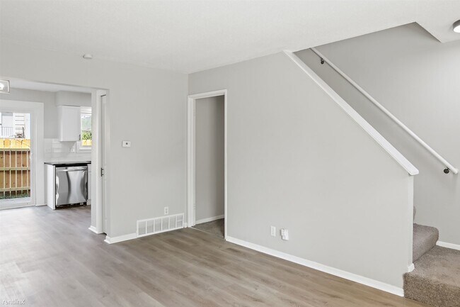 Building Photo - 2 br, 1 bath 4plex - 9424 Reeder Drive