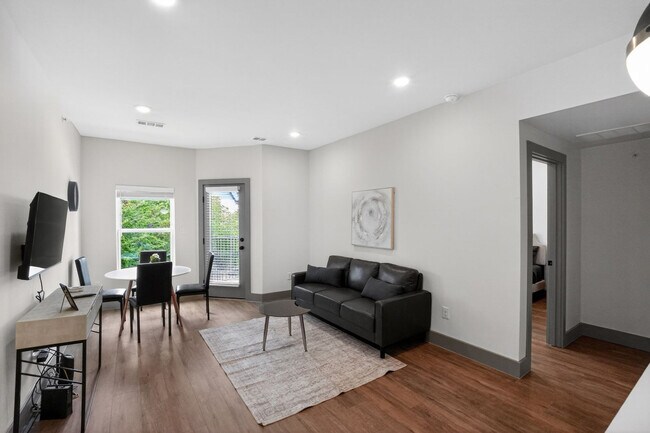 Foto del edificio - 2450 Wickersham Ln