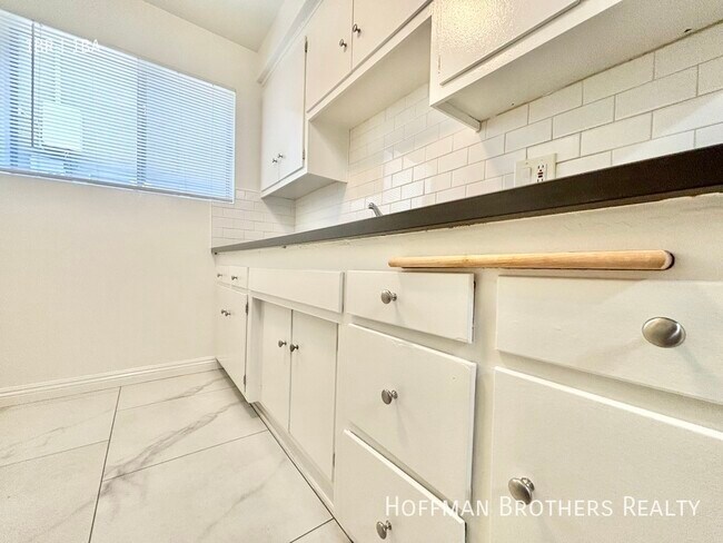 Foto del edificio - 5032 W Maplewood Ave