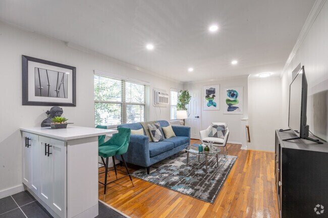 1 habitación, 1 baño - 575 pies cuadrados - Vista de la sala de estar 2 - Lakeview Apartments