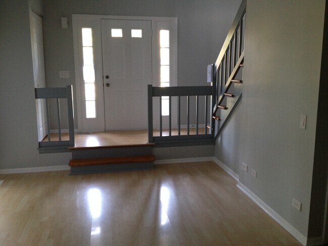 Building Photo - 1300 Queensgreen Cir