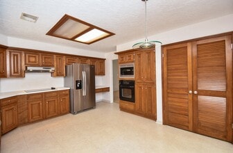 Building Photo - 15803 Lakedale Dr