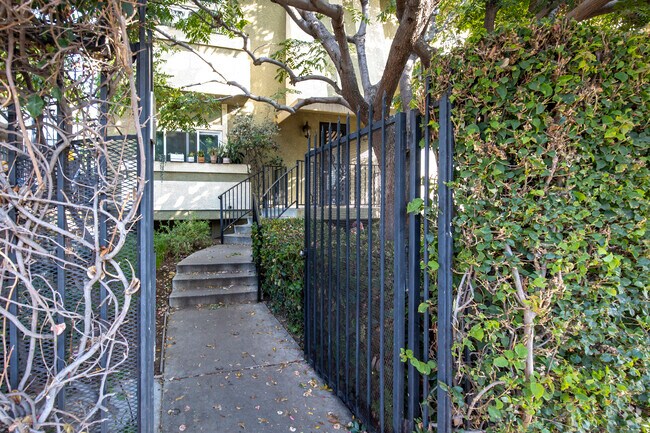 1554 N Hobart Blvd. - 1554 N Hobart Blvd