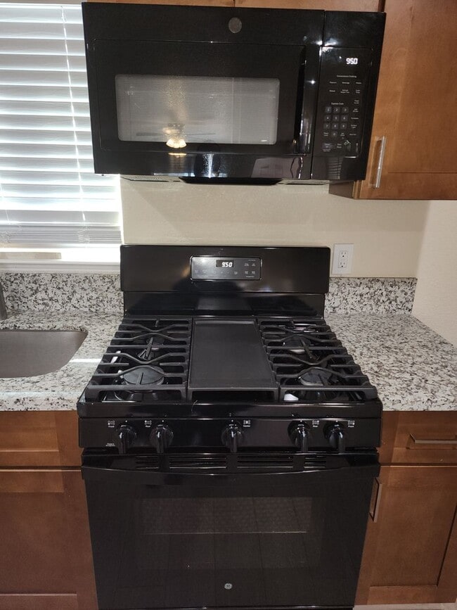 Building Photo - 2 Bedroom 1 Bath with Washer and Dryer Hoo...