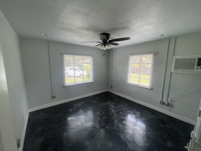 Building Photo - 11130 Riverview Dr