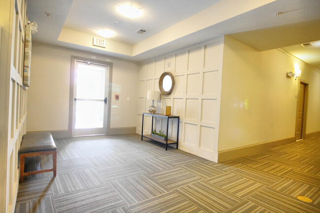 Building Photo - Beautiful Condo in Davis Park with Fantast...