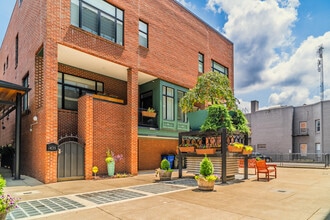 Building Photo - 515 W Main St