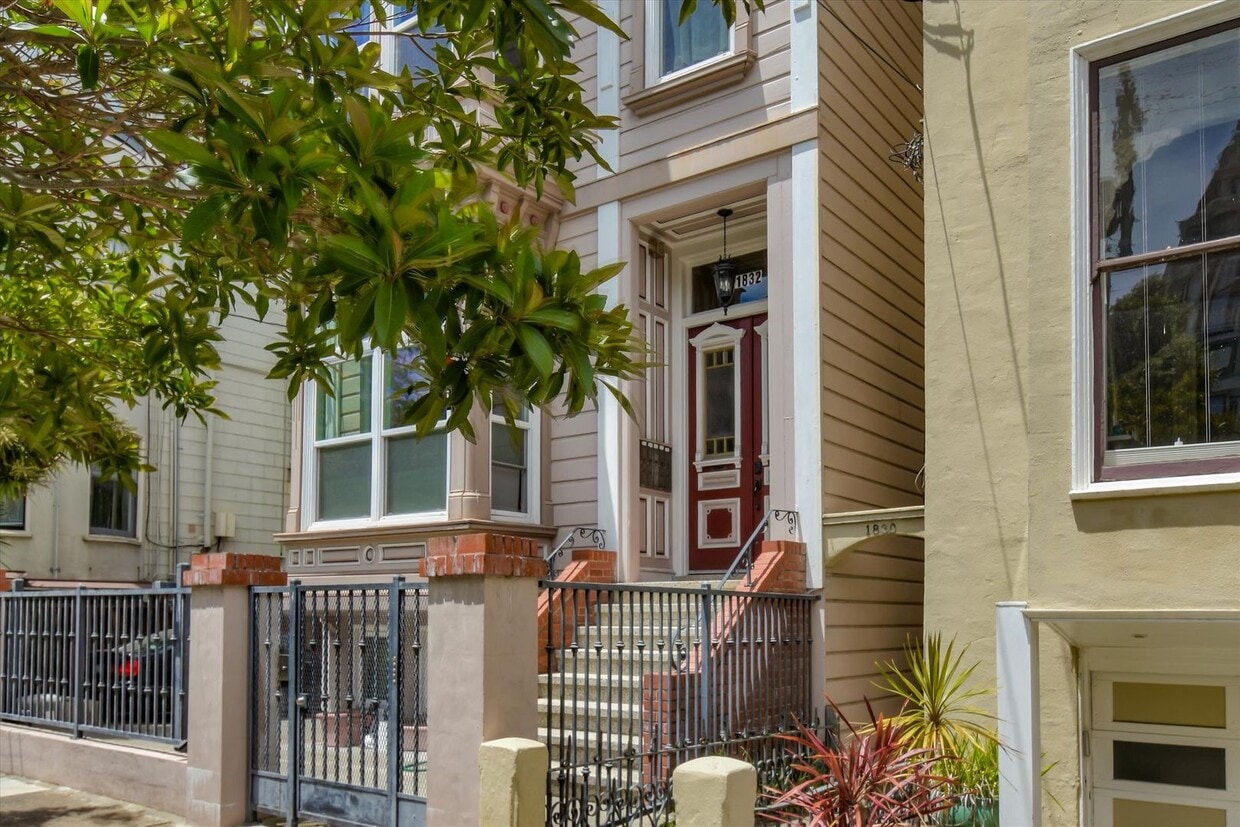 Primary Photo - Completely Renovated Top Floor Unit in Vic...