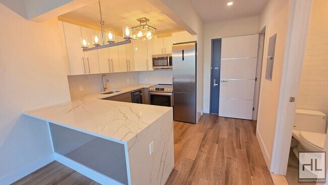 Foto del edificio - Sunlit 5th-Floor 1-Bed with a Showpiece Open Kitchen